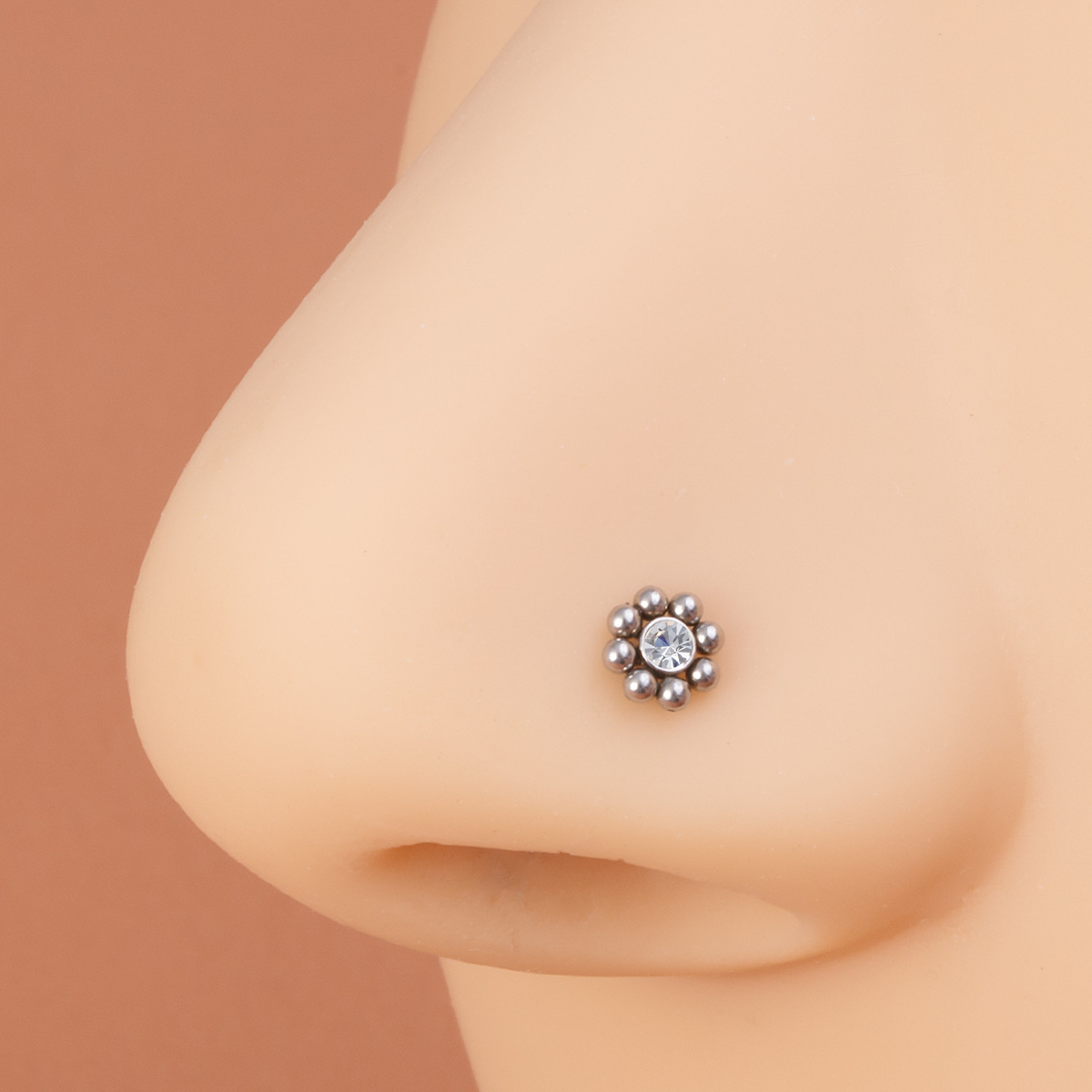 1pc of Flower-Shaped Screw Nos - Nostril Screw Pin recension och pris