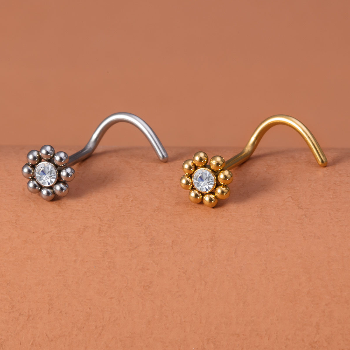 1pc of Flower-Shaped Screw Nos - Nostril Screw Pin recension och pris