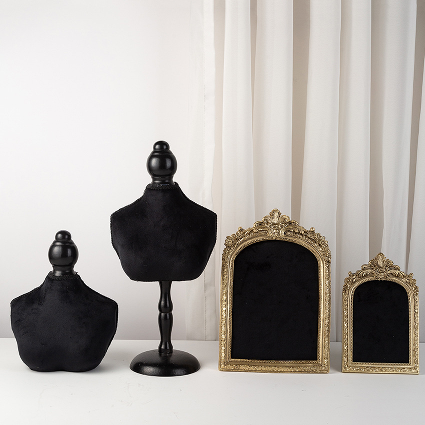 Black Velvet Bust Form Jewelry - Body Jewelry Store recension och pris